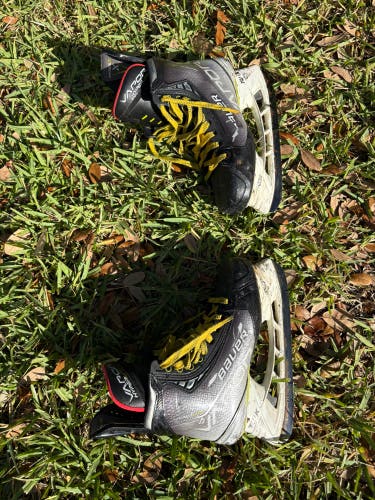 2021 Bauer Vapor Hyperlite Hockey Skates Regular Width 7 (Used)