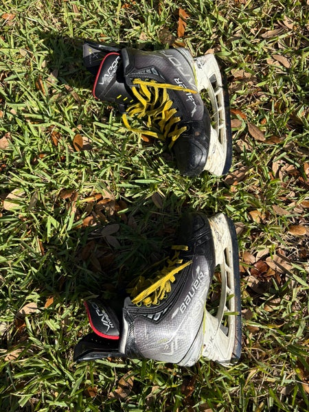 2021 Bauer Vapor Hyperlite Hockey Skates Regular Width 7 (Used)