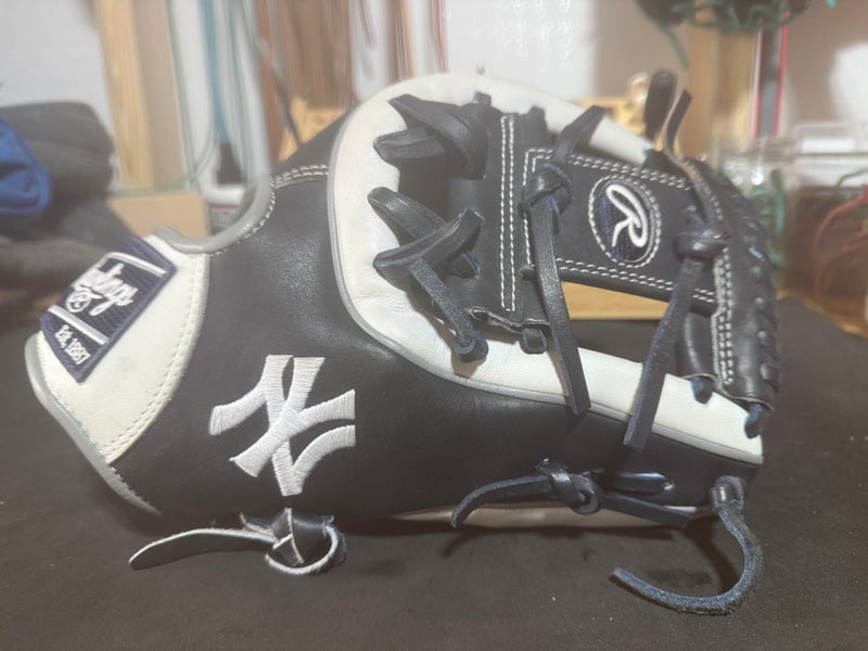 New York Yankees Edition Rawlings Heart of the Hide RH Infield Baseball Glove 11.5" (Used)