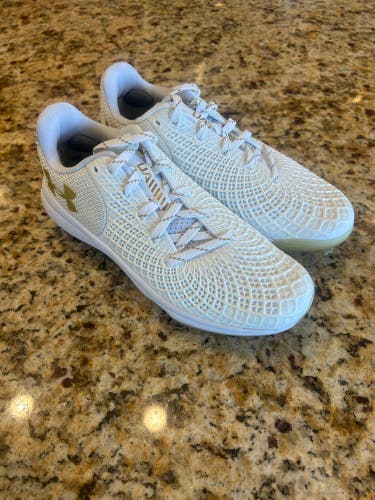 White Women's Size M 6.5 (W 7.5) Under Armour Metal Cleats (New)