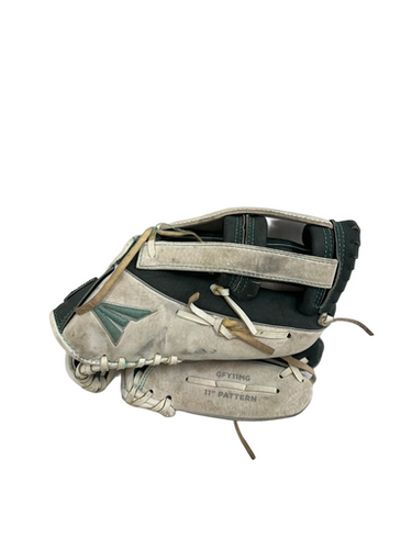 Used Easton GHOST FLEX YOUTH RH Throw Fastpitch Gloves White 11" 11692-S000142772