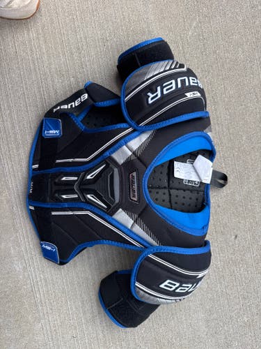 Boys Medium Junior Bauer MS-1 Shoulder Pads (Used)
