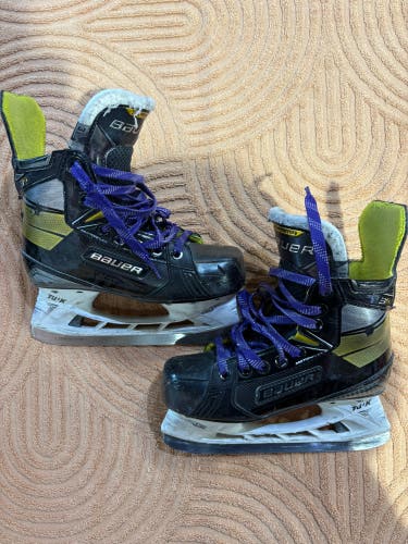 Junior Bauer Supreme 3S Hockey Skates Regular Width Size 3.5 (Used)