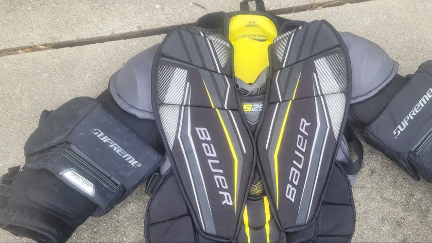 Small Bauer S29 Goalie Chest Protector (Used)