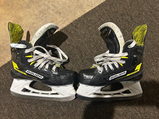 2022 Bauer Supreme M4 Hockey Skates Size 3 (Used)