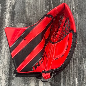 Intermediate CCM EFlex 5 Goalie Gloves & Blockers Regular (Used)