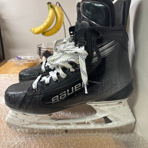 2023 Bauer Vapor Hyperlite 2 Hockey Skates
 8.5 (Used)