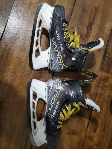Bauer Vapor 3X Hockey Skates Regular Width Size 2.5 (Used)
