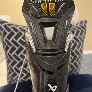 2022 Bauer Supreme M5 Pro Hockey Skates Regular Width Size 6.5 (Used)