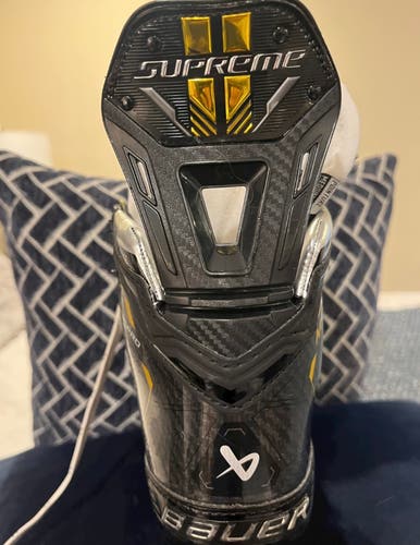 2022 Bauer Supreme M5 Pro Hockey Skates Regular Width Size 6.5 (Used)