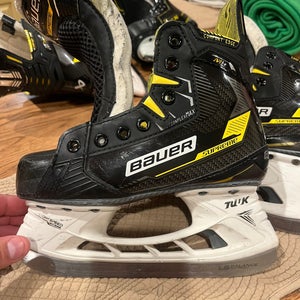 2022 Bauer Supreme M4 Hockey Skates Regular Width Size 1.5 (Used)
