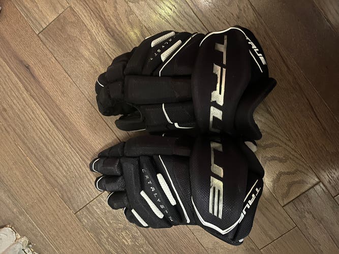 Black Used Senior True Catalyst 7X Gloves 14"