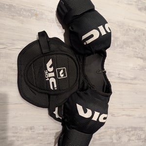 Junior Medium / Small VIC 301 Shoulder Pads GREAT CONDITION GENTLY USED BLACK