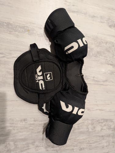 Junior Medium / Small VIC 301 Shoulder Pads GREAT CONDITION GENTLY USED BLACK
