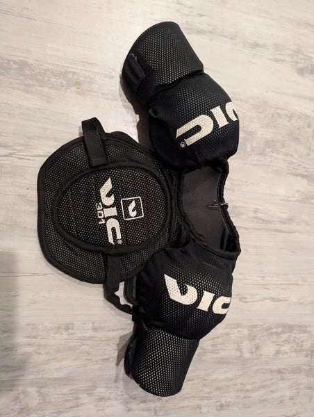Junior Medium / Small VIC 301 Shoulder Pads GREAT CONDITION GENTLY USED BLACK