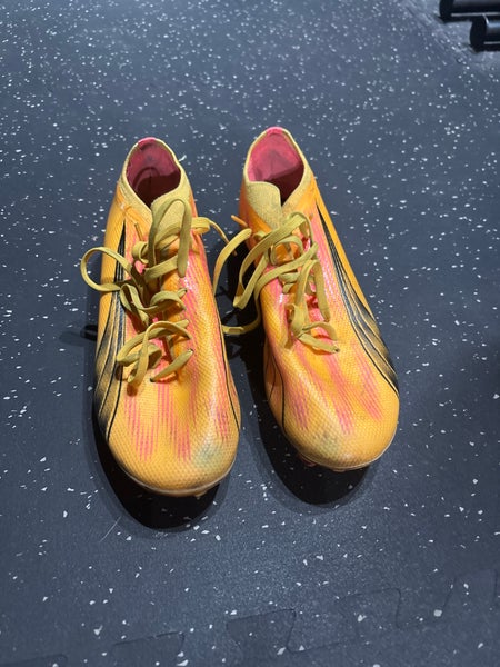 Yellow Women's Size M 7.5 (W 8.5) Puma Future Turf Cleats Cleats (Used)