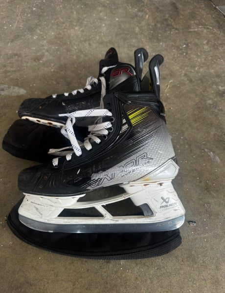 2023 Bauer Vapor Hyperlite 2 Hockey Skates Regular Width 8 (Used)