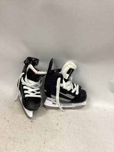 Used WinnWell AMP300 Youth Hockey Skate Youth 08.0 11851-S000039708