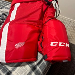 Men's Senior Large CCM MHP7000 Hockey Pants (New)