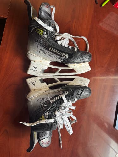 2023 Bauer Vapor Hyperlite 2 Hockey Skates 7 (Used)