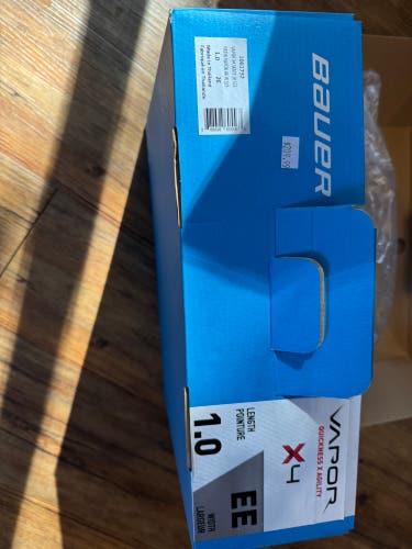 2023 Bauer Vapor X4 Hockey Skates Extra Wide Width Size 1 (Used)