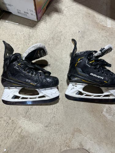 Bauer Supreme M5 Pro Hockey Skates Extra Wide Width Size 3 (Used)