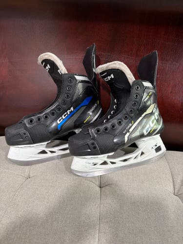 2022 CCM Tacks AS-570 Hockey Skates Regular Width Size 3.5 (Used)