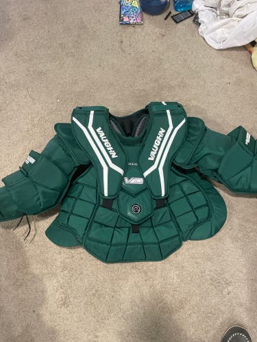 Medium 2024 Vaughn V10 Pro Carbon Goalie Chest Protector (Used)