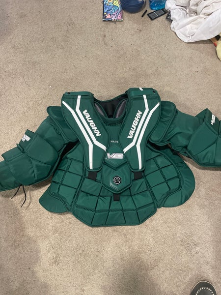 Medium 2024 Vaughn V10 Pro Carbon Goalie Chest Protector (Used)