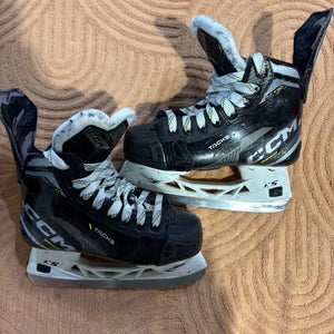 Junior CCM AS-580 Hockey Skates Regular Width Size 2 (Used)