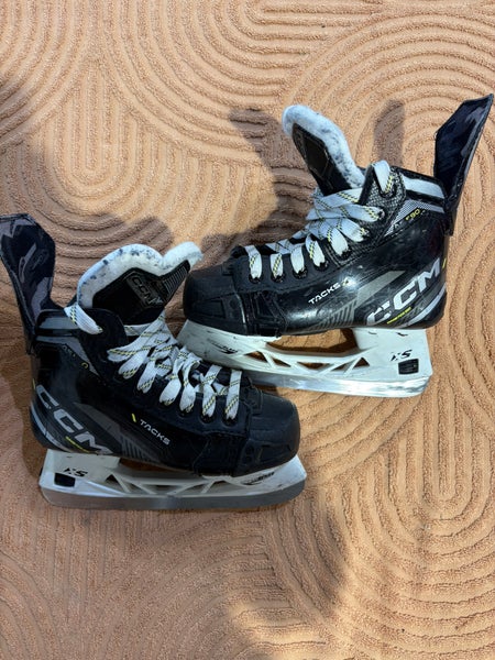 Junior CCM AS-580 Hockey Skates Regular Width Size 2 (Used)