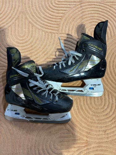Intermediate True Catalyst 7 Hockey Skates Regular Width 6.5 (Used)