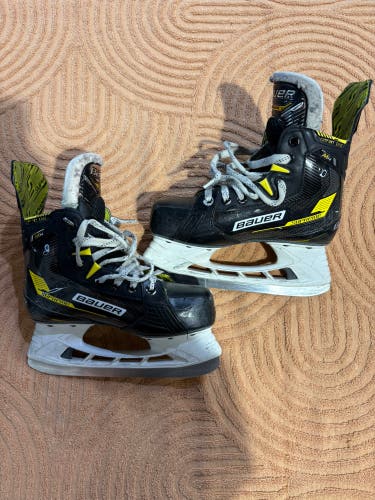 Junior Bauer Supreme M4 Hockey Skates Extra Wide Width Size 3 (Used)