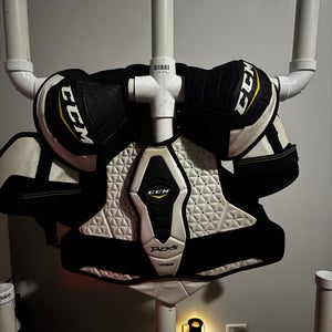 Men's Extra Large Senior CCM Tacks 4052 Shoulder Pads (Used)
