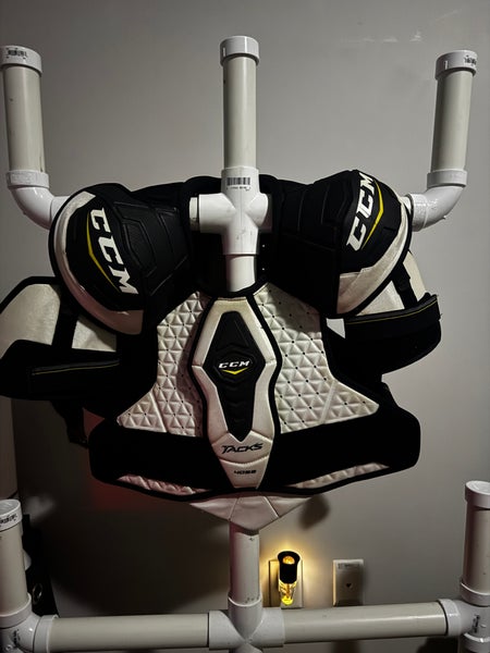 Men's Extra Large Senior CCM Tacks 4052 Shoulder Pads (Used)