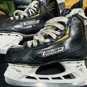 3.5 D Bauer Supreme 2S Hockey Skates Regular Width