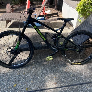 Men's 2015 Trek Slash 9.8 Mountain Bike L (Used)