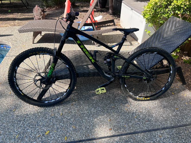Men's 2015 Trek Slash 9.8 Mountain Bike L (Used)