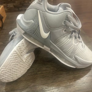 Men's Size M 7.5 (W 8.5) Nike lebron witness 7 Shoes (Used)