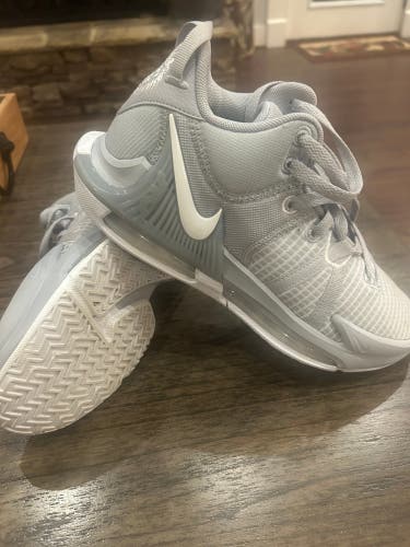 Men's Size M 7.5 (W 8.5) Nike lebron witness 7 Shoes (Used)