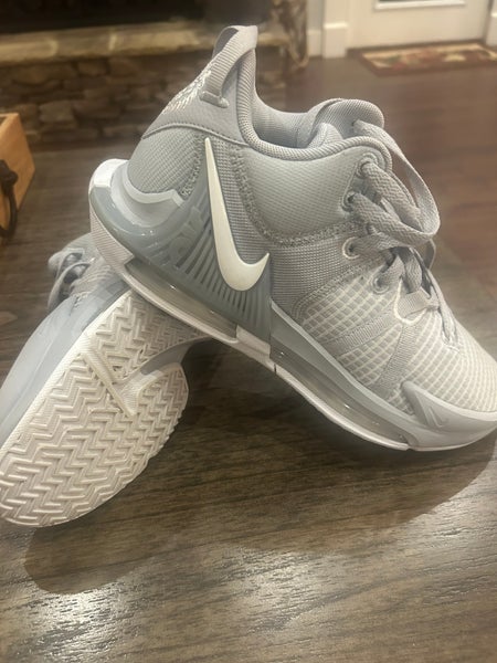 Men's Size M 7.5 (W 8.5) Nike lebron witness 7 Shoes (Used)