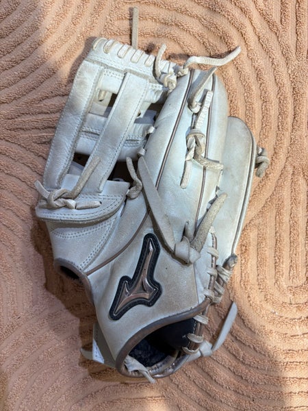 White Mizuno MVP Select RH Softball Glove 12" (Used)