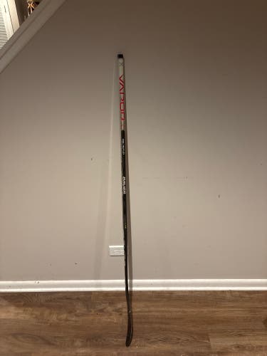 Intermediate Bauer Vapor Hyperlite Left Hand Hockey Stick P28 (Used)