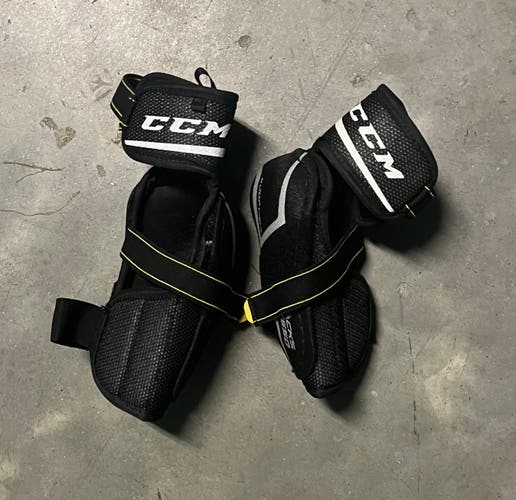 Junior Large CCM Tacks 9550 Elbow Pads (Used)