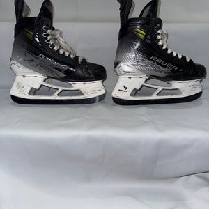 2023 Bauer Vapor Hyperlite 2 Hockey Skates Size 4 (Used)