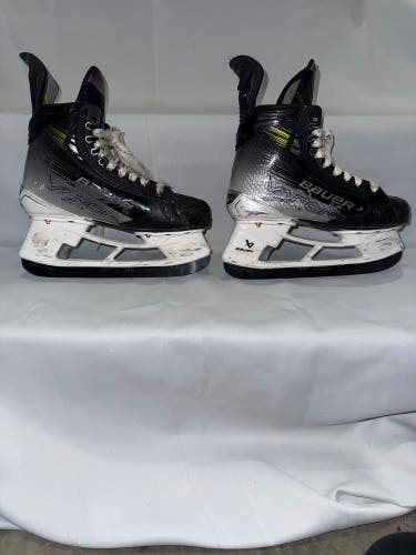 2023 Bauer Vapor Hyperlite 2 Hockey Skates Size 4 (Used)