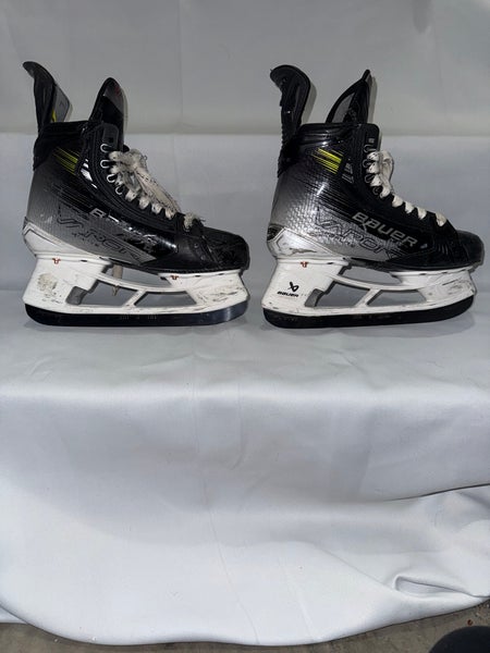 2023 Bauer Vapor Hyperlite 2 Hockey Skates Size 4 (Used)