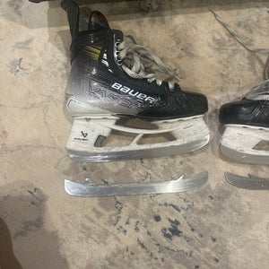 2023 Bauer Vapor Hyperlite 2 Hockey Skates Size 4 (Used)