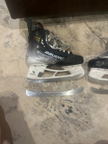 2023 Bauer Vapor Hyperlite 2 Hockey Skates Size 4 (Used)
