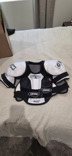 Men's Medium Senior CCM Supertacks Shoulder Pads (Used)